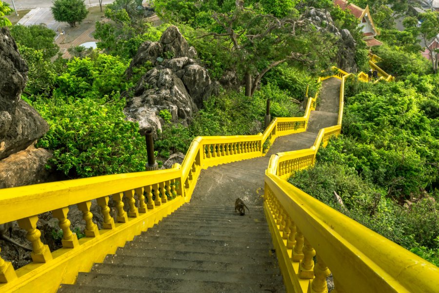 Le temple et la pagode du mont Khao Chong Kracho. Suratn Sridama - Shutterstock.com