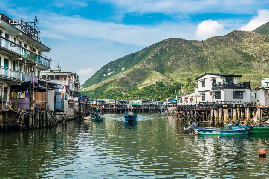 Habitations sur pilotis, île de Lantau. ostill - Shutterstock.com
