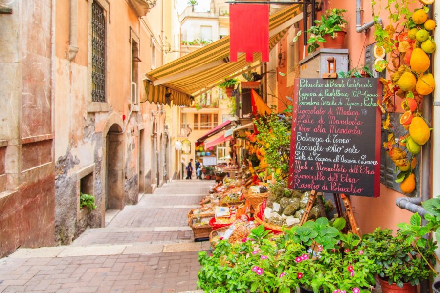 Dans les rues de Taormina. Marcin Krzyzak - Shutterstock.com