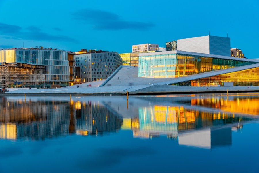 L'Opéra d'Oslo de nuit. trabantos - Shutterstock.com