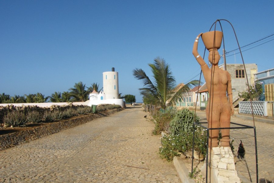 Calheta, statue érigée en l'honneur des femmes qui ont pavé la route. Anca MICULA