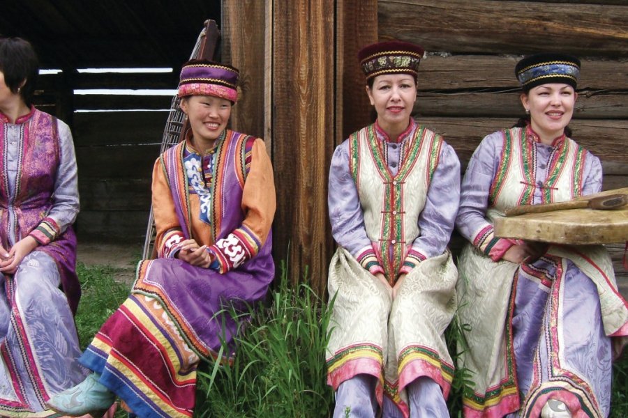 Femmes bouriates en costumes traditionnels Stéphan SZEREMETA