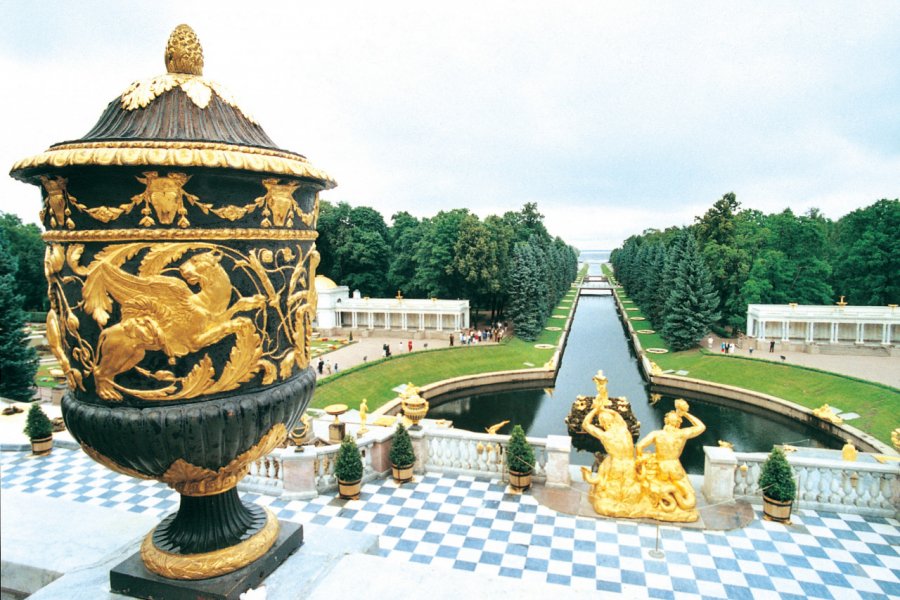 Terrasse donnant sur la grande cascade et le canal, palais de Peterhof. Stéphan SZEREMETA