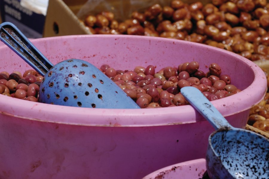 Vente d'olives sur le marché d'Azrou. Sylvie Ligon