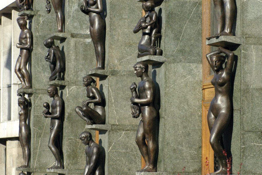 Statues sur la façade du Parlement. Stéphan SZEREMETA