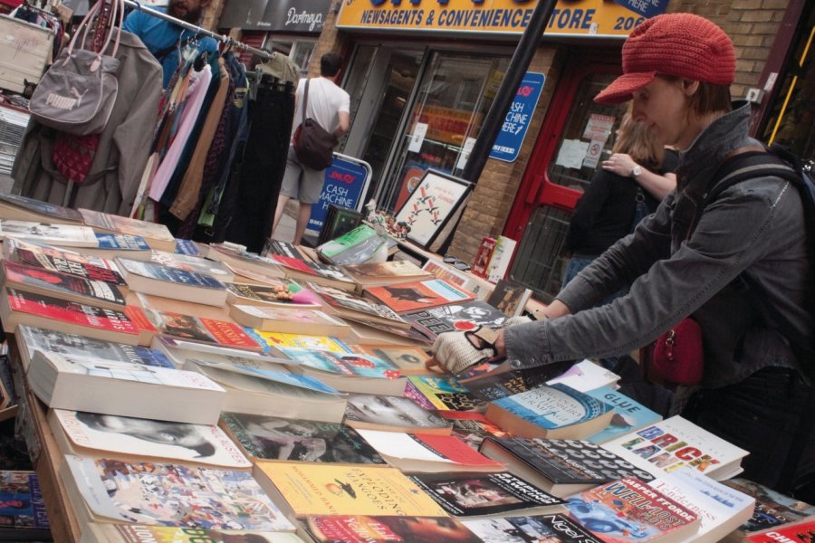 Étal de livres à Brick Lane. Lawrence BANAHAN - Author's Image