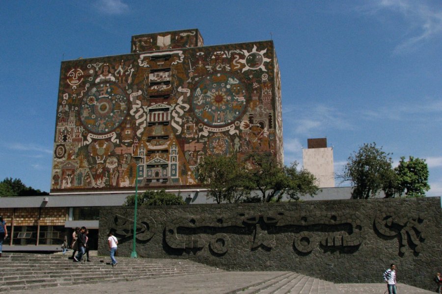 Bibliothèque du campus de Ciudad Universitaria avec la fresque du peintre Juan O'Gorman. Jade LATARGERE