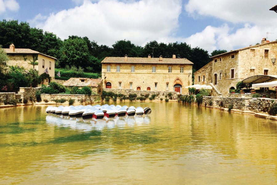 Sur la place principale de Bagno Vignoni, la 