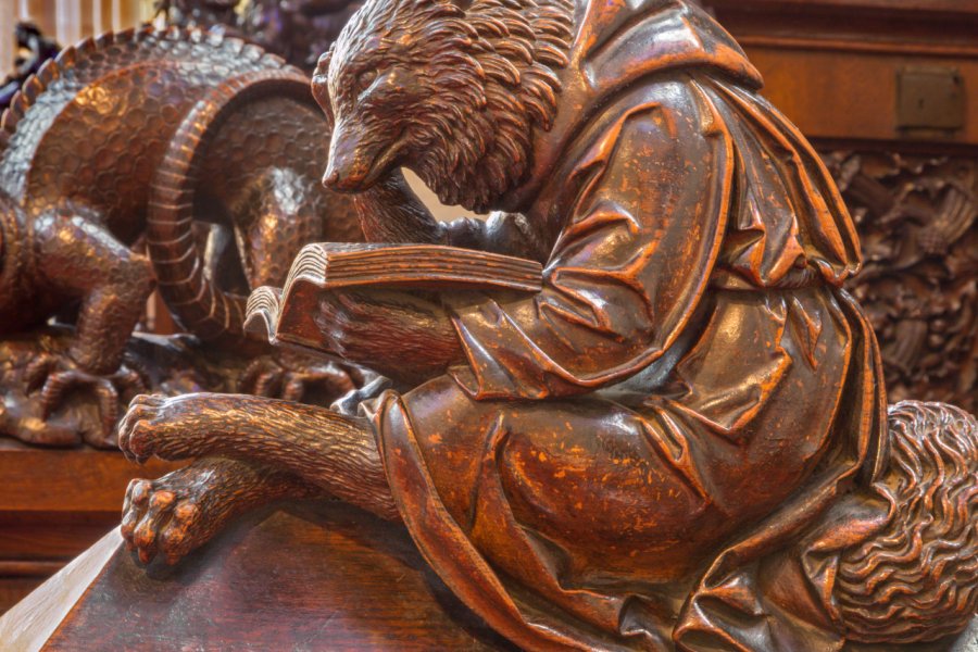 Sculpture en bois représentant un ours à la cathédrale Saint-Martin de Bratislava. Renata Sedmakova - Shutterstock.com