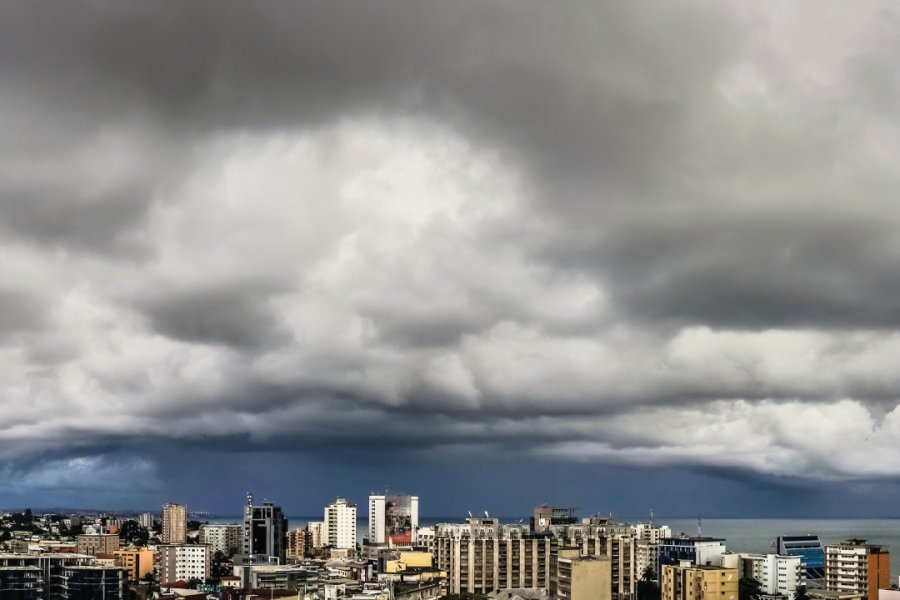 Nuages menaçants au-dessus de Libreville. cribea - iStockphoto.com