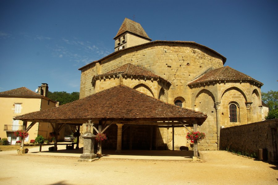 Eglise St Jean Baptiste et halle. office du tourisme du perigord gourmand