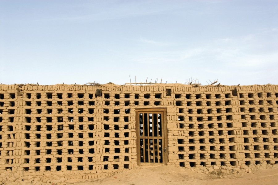 Bâtiment de séchage du raisin près de Turpan. Alamer - Iconotec