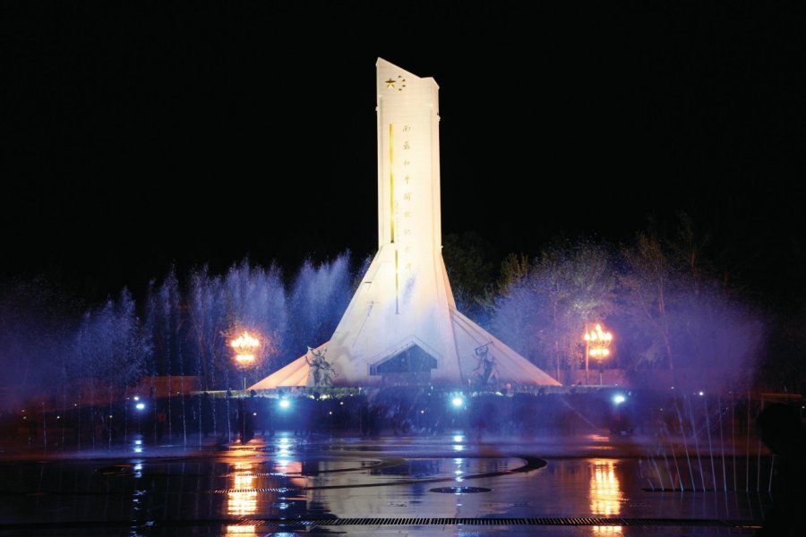 Mémorial érigé devant le palais du Potala. Stéphan SZEREMETA