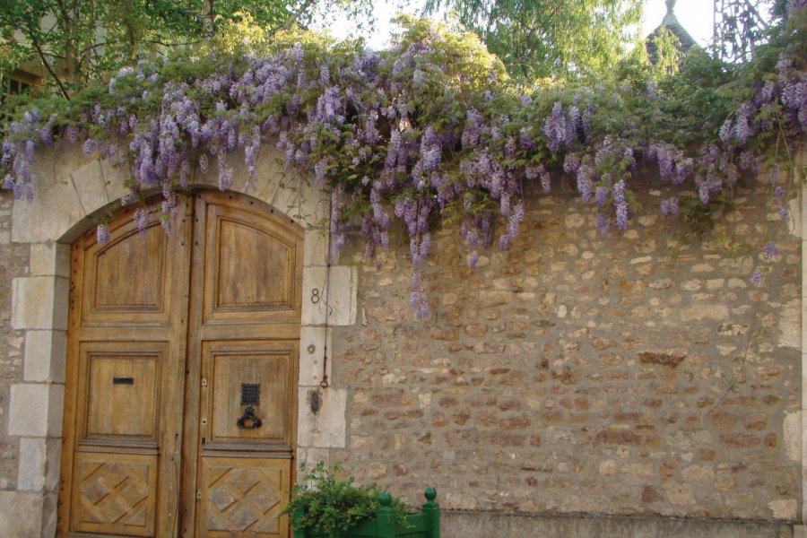 Ballade au coeur de la vieille ville d'Avallon. (© Julia Valentin))