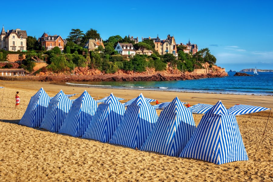 Cabines sur la plage de Dinard. Boris Stroujko - Shutterstock.com