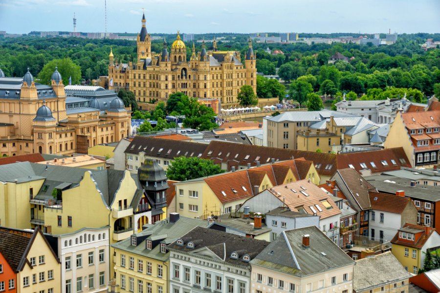 Vue sur les toits de la ville, le théâtre et le château de Schwerin. laraslk - Shutterstock.com