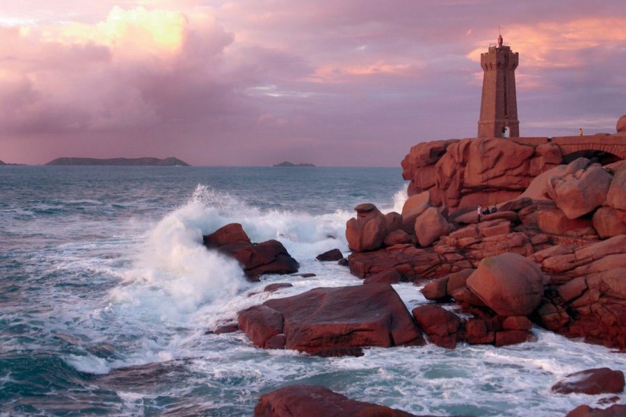 Phare de Ploumanac'h au coucher du soleil. MARC CHESNEAU - FOTOLIA