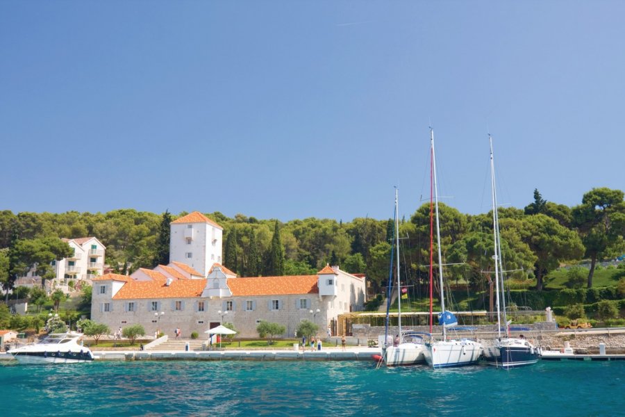 Le petit port de Maslinica. Dziewul - iStockphoto