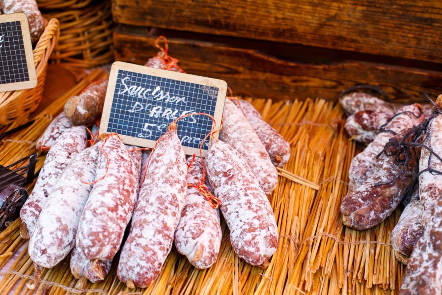 Saucissons sur le marché d'Arles. Romrodphoto - Shutterstock.com