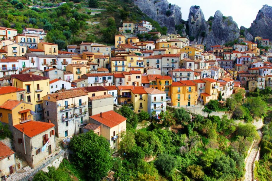 Le village de Castelmezzano, perché dans les montagnes. leoks - Shutterstock.com