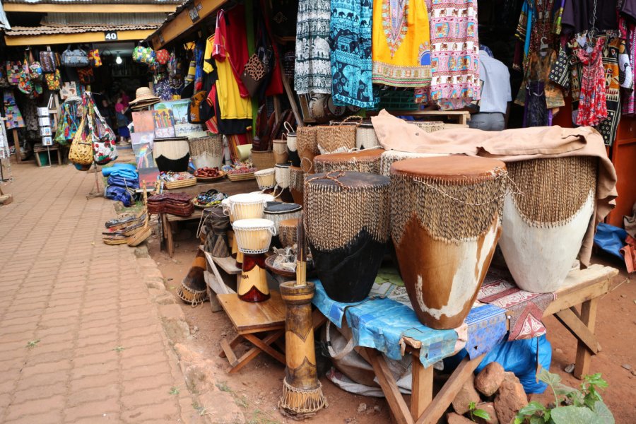 Souvenirs sur un marché à Kampala. Nurlan Mammadzada - Shutterstock.com