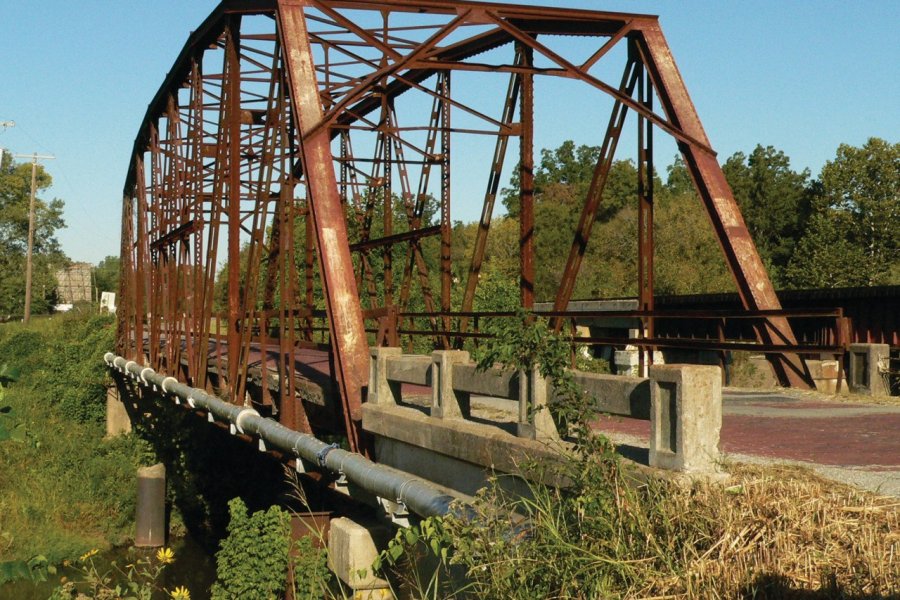 A la sortie de Sapulpa dans l'Oklahoma, un vieux pont dont le revêtement au sol est en brique. Claire DELBOS