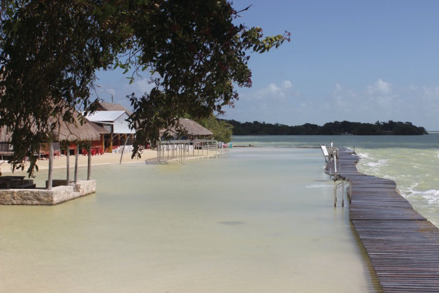 Restaurants de fruits de mer, village de Calderitas sur la baie de Chetumal. Jade LATARGERE