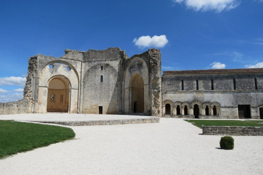 L'abbaye de Trizay, transformée en centre d'art contemporain. Marytog - stock.adobe.com