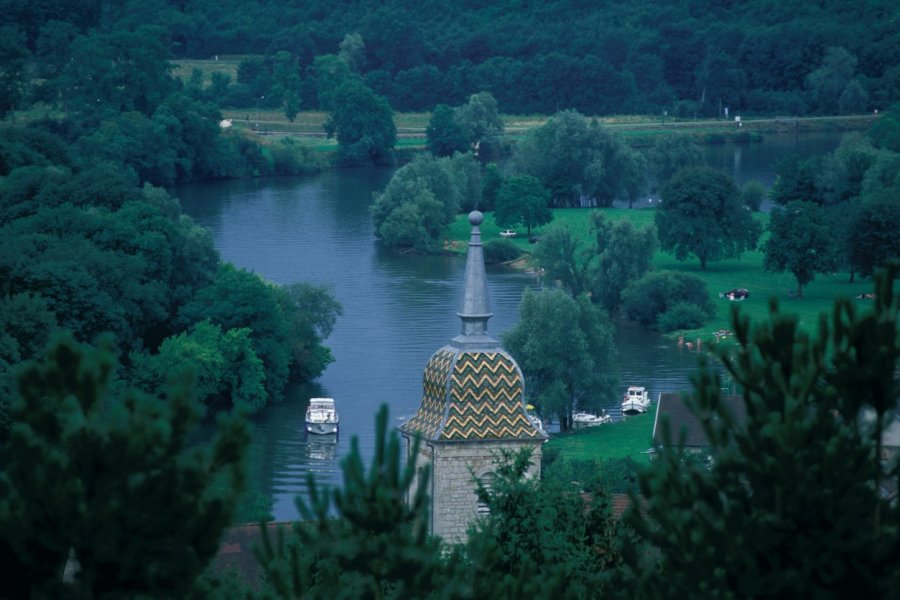 Le clocher de l'église de Ray-sur-Saône, au bord de la Saône ICONOTEC.COM