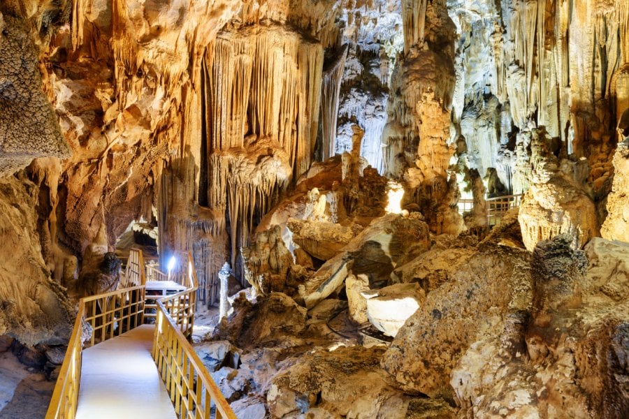 Les Grottes de Tien Son. Efired - shutterstock.com