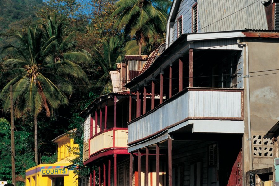 Bâtiments coloniaux à Soufrière. Tom Pepeira  - Iconotec