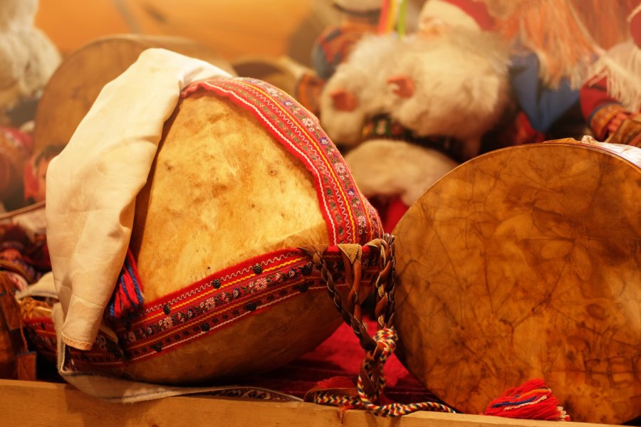 Tambours traditionnels sâmes. Maksym Kaharlyk - Shutterstock.com