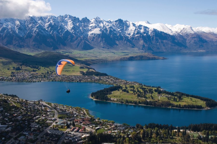 Parapente au dessus de Queenstown. Jeanniemay - iStockphoto