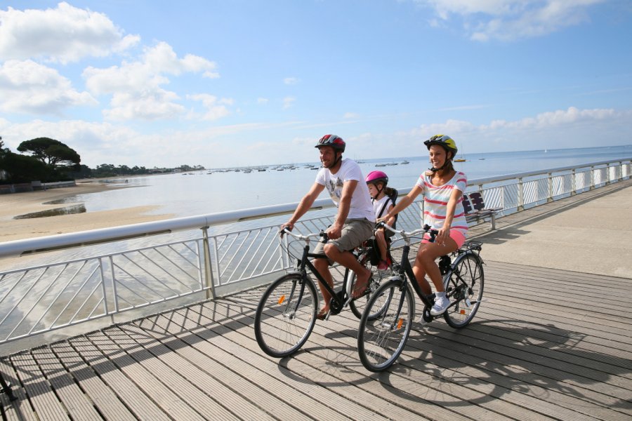 Cyclistes à Andernos-les-Bains. goodluz - stock.adobe.com