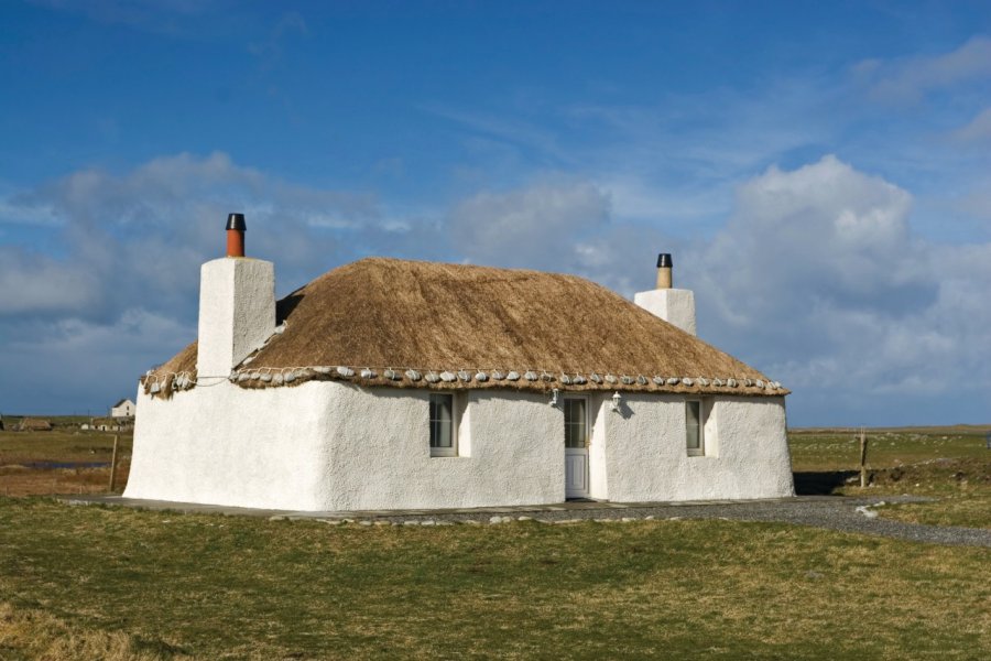 Traditionnelle maison de campagne blanchie couverte de chaume. BMPix - iStockphoto.com