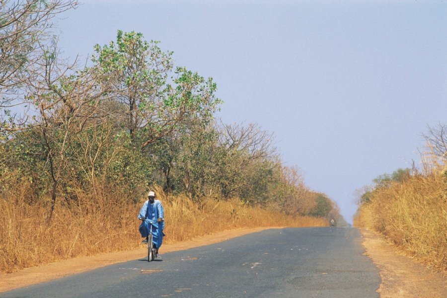 Sur une route de Casamance. S.Nicolas - Iconotec