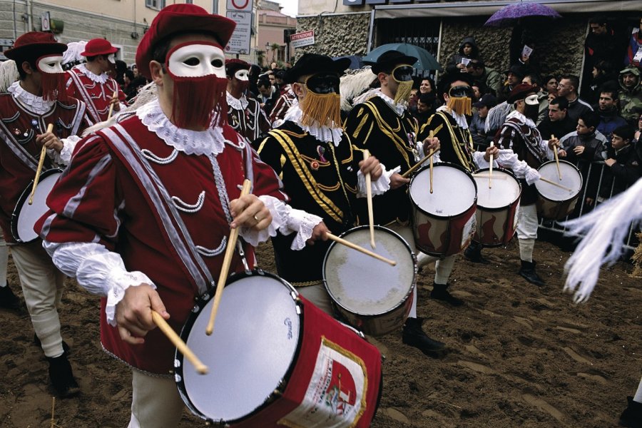 Joueurs de tambour pendant la Sartiglia. Hugo Canabi - Iconotec