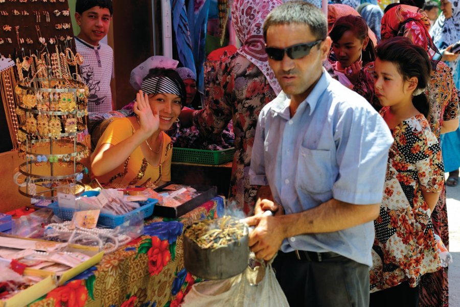 Casserole d'isryk fumante pour écarter le mauvais oeil au bazar. Patrice ALCARAS