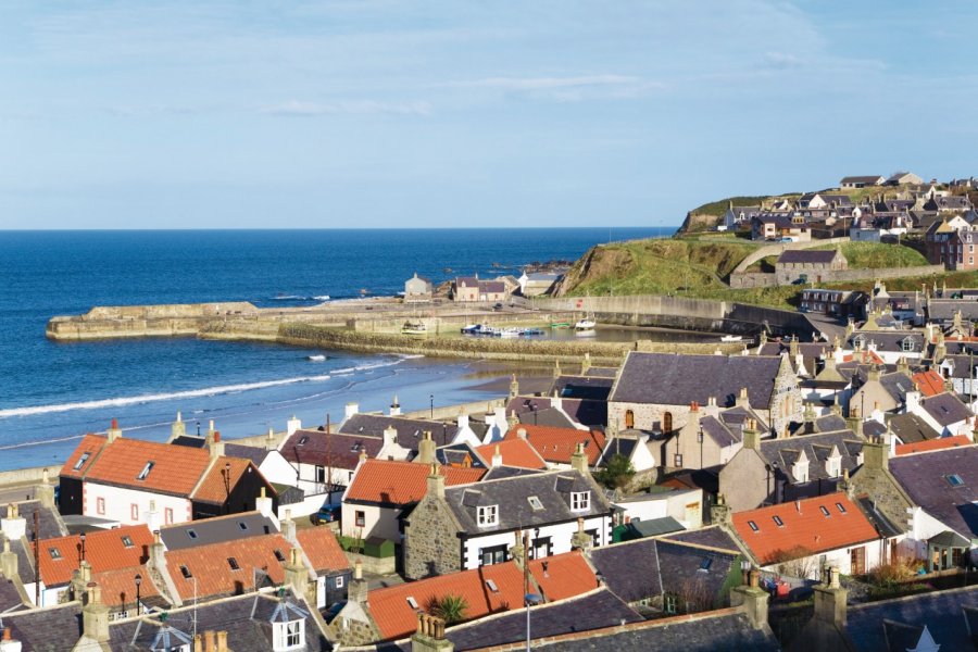 Vue du petit village côtier de Cullen. lucentius - iStockphoto.com