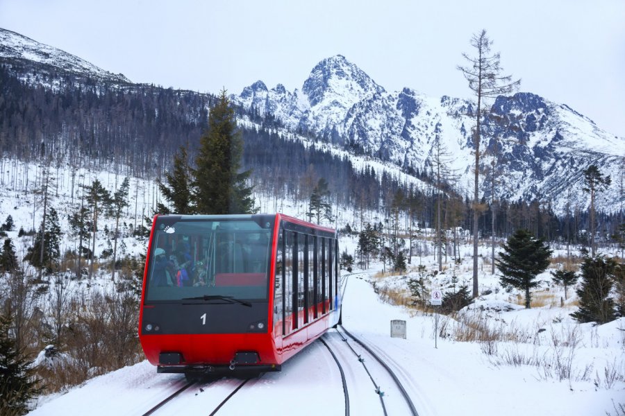 Le chemin de fer mène à la station de ski populaire Hrebienok depuis le village de Stary Smokovec. Alexey Pevnev - Shutterstock.com