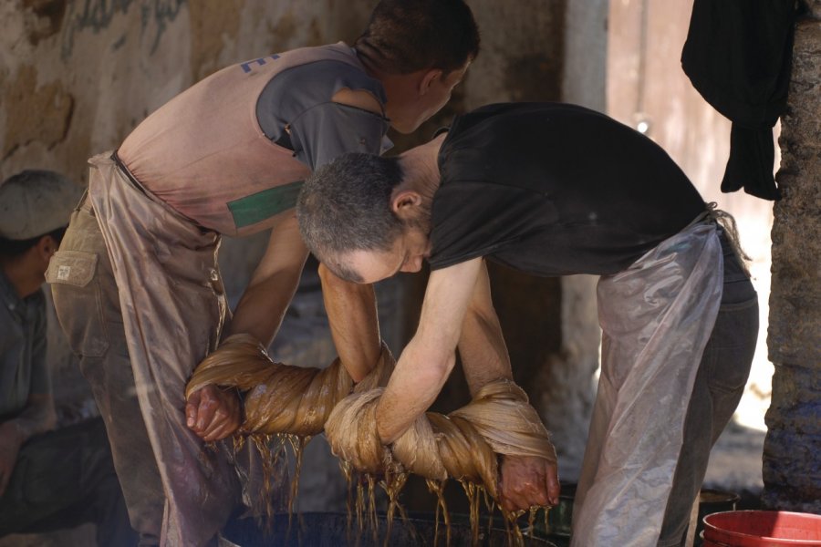 Teinturiers dans leur atelier. Sylvie Ligon