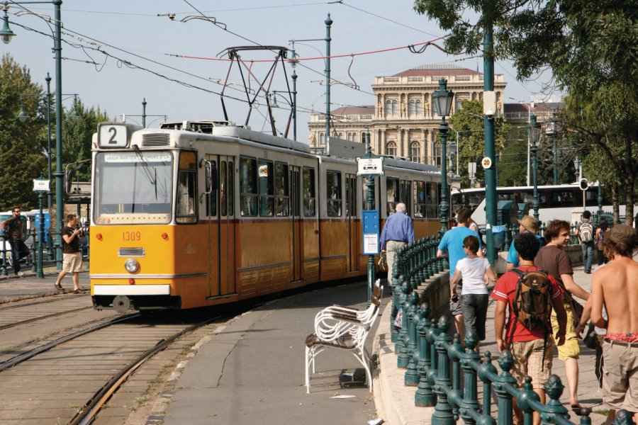 La ligne historique de tramway longe le Danube. Stéphan SZEREMETA