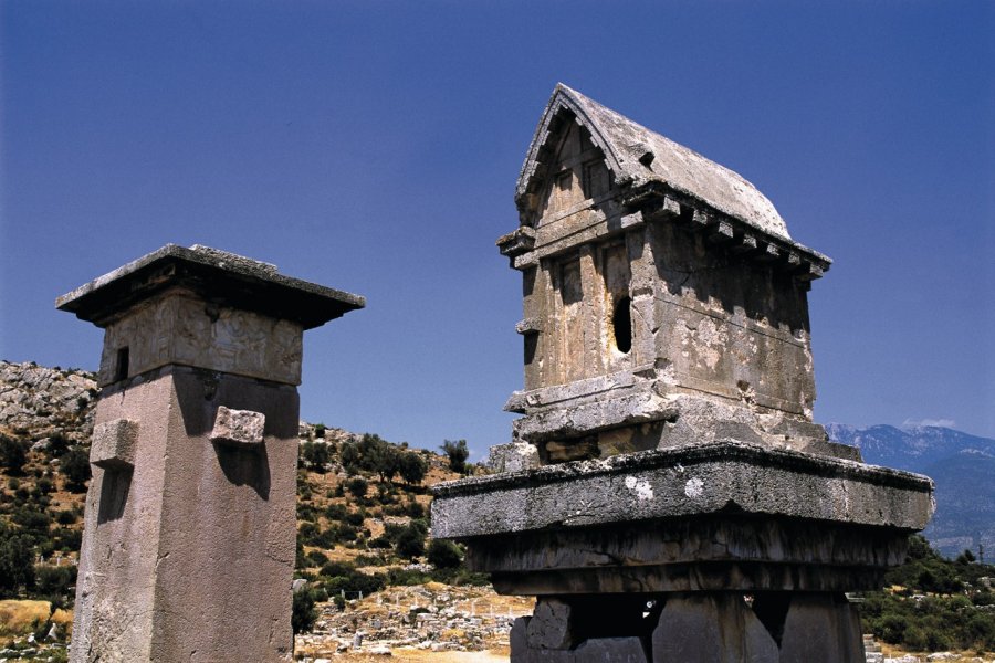 Monument des Harpies et le sarcophage monté sur Pilier. Author's Image