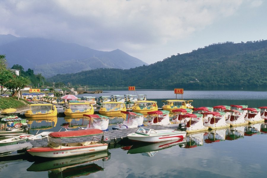 Pédalos sur le lac Li Yu Tao Gan - Iconotec