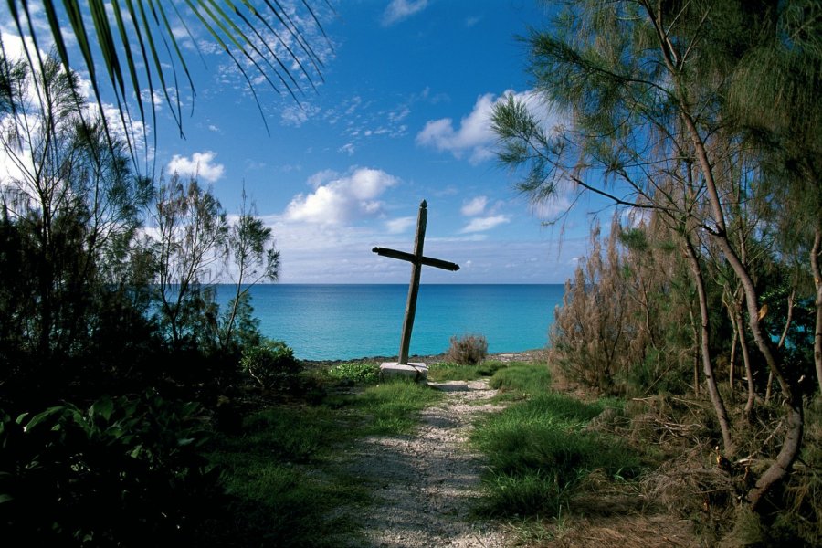 Croix plantée face à la mer. (© Author's Image))