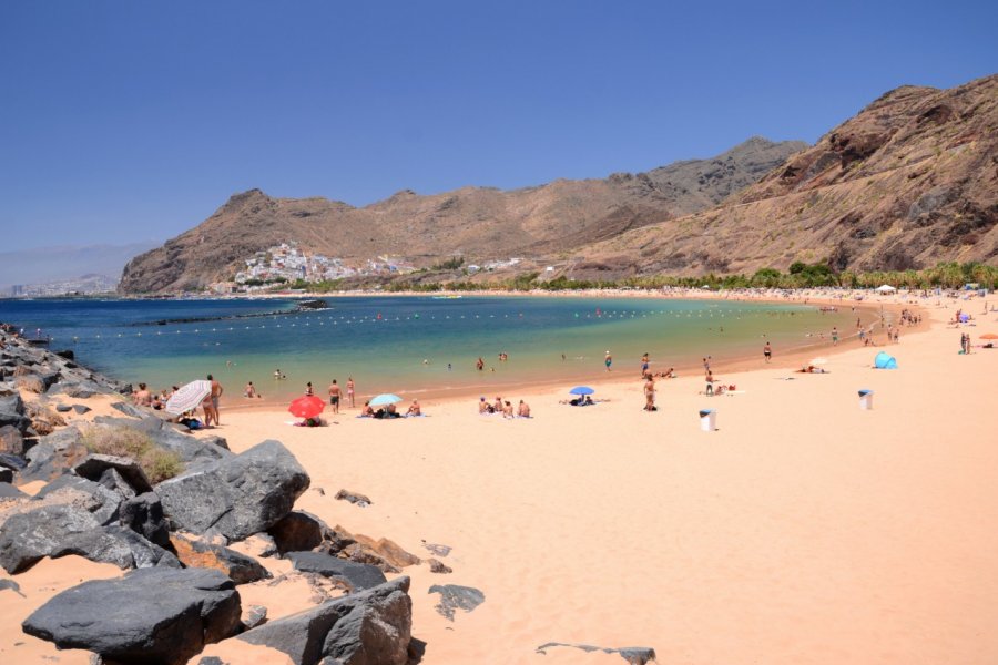 Baigneurs sur la plage de Teresitas à Santa Cruz de Tenerife. (© darios44))