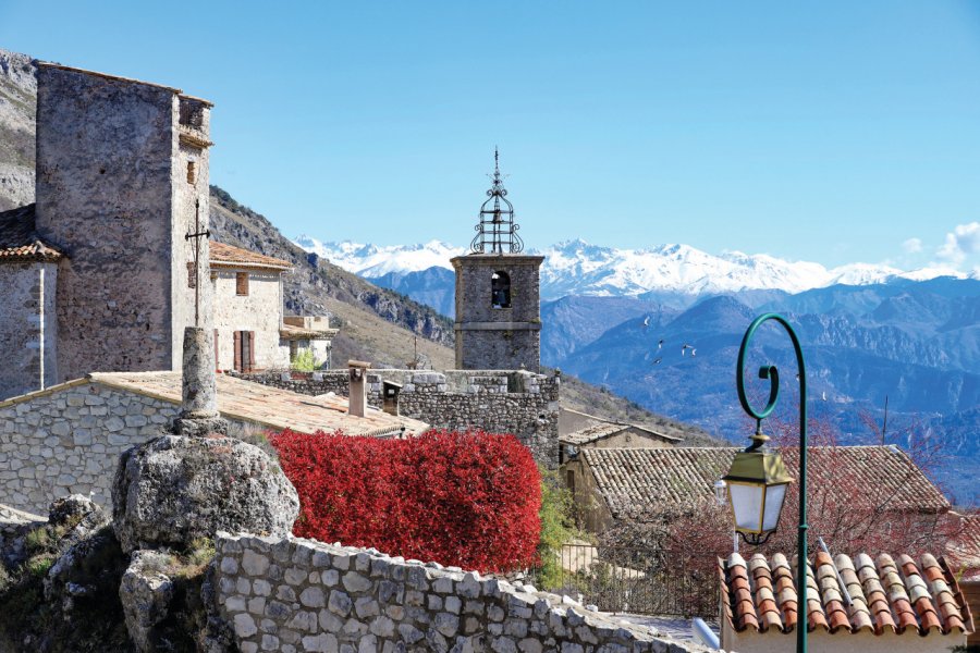 Le clocher de Bézaudun-les-Alpes et les sommets enneigés du Mercantour. Bernard Croisé