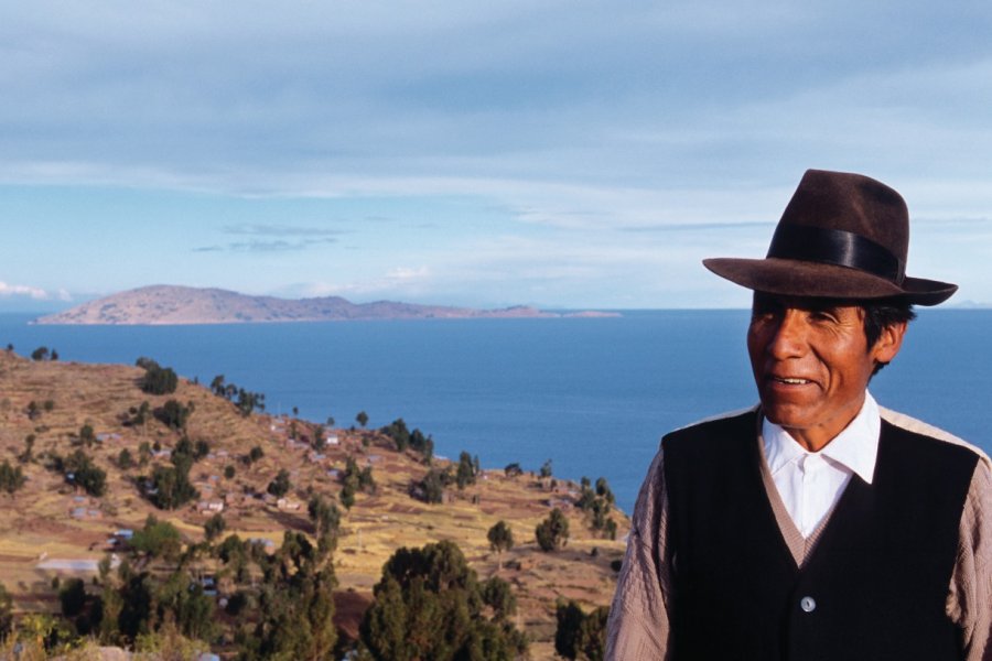 Péruvien sur les hauteurs de Llachon au bord du lac Titicaca. Author's Image