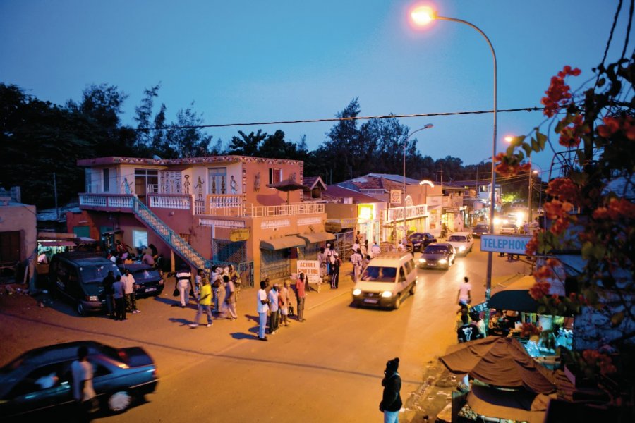 Ambiance nocturne des rues de Saly. Author's Image
