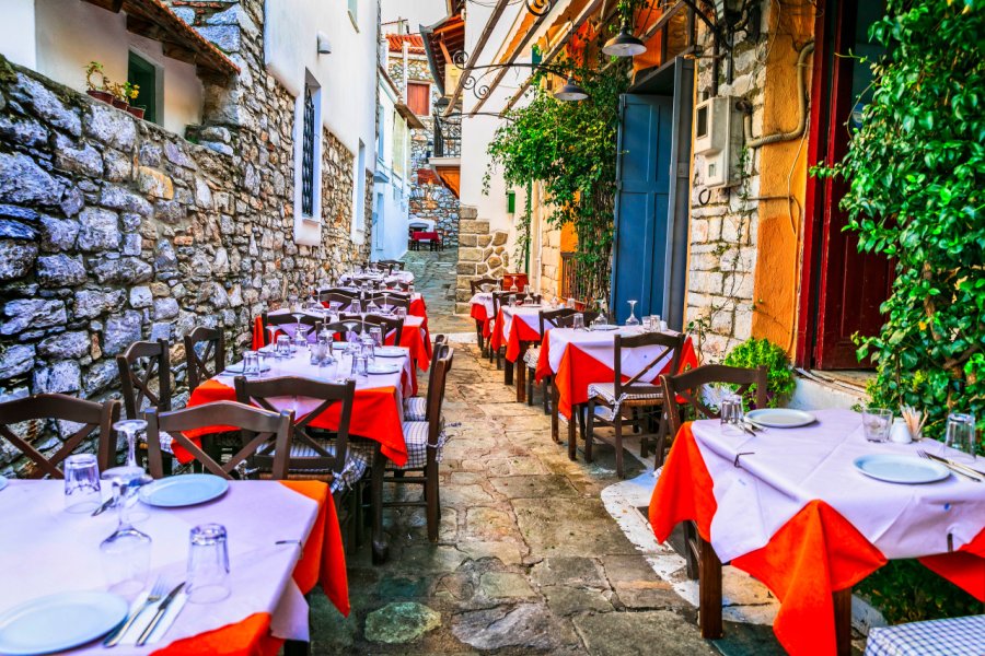 Taverne sur l'île de Skathios. leoks - Shutterstock.com